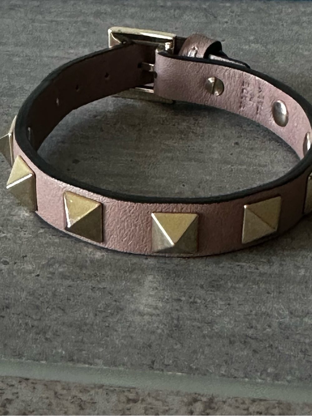 Valentino Garavani rockstud bracelet in Poudre in gold tone studded - Picture 11 of 11